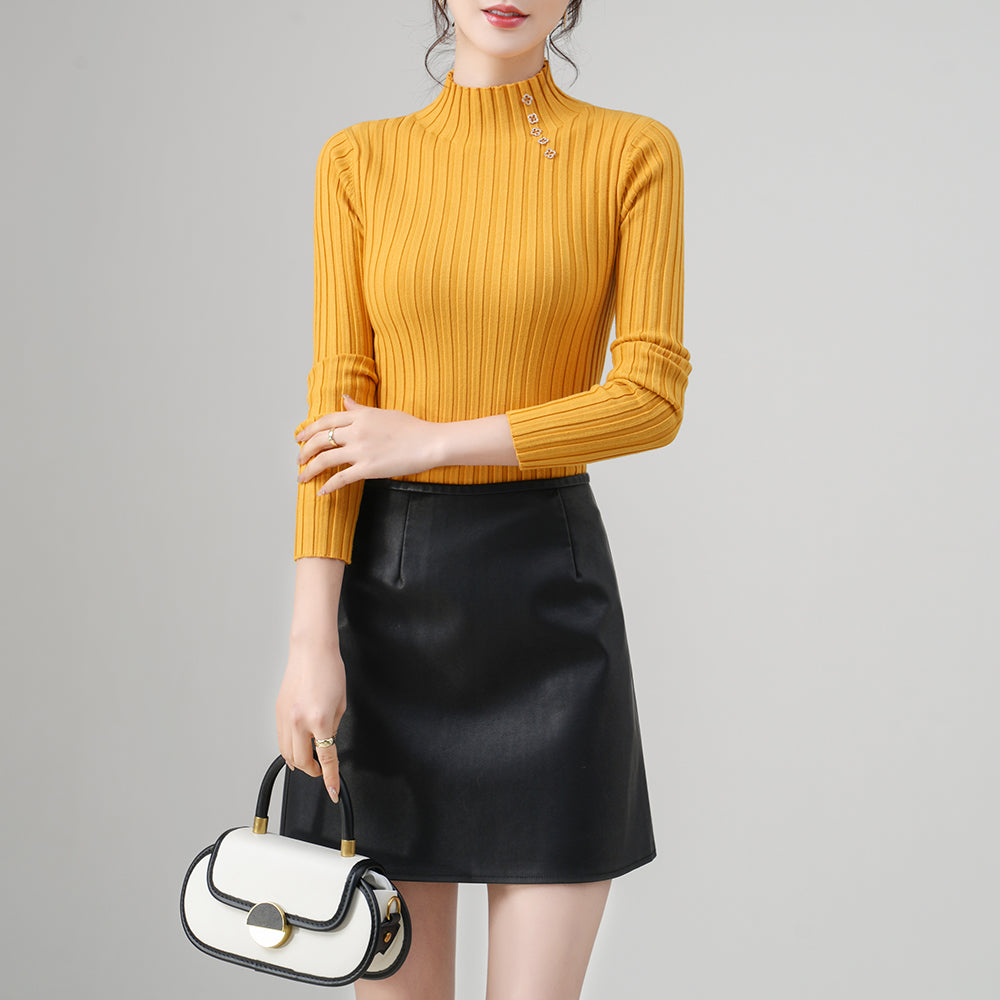 Suéter de cuello alto acanalado en color mostaza con botones decorativos para mujer
