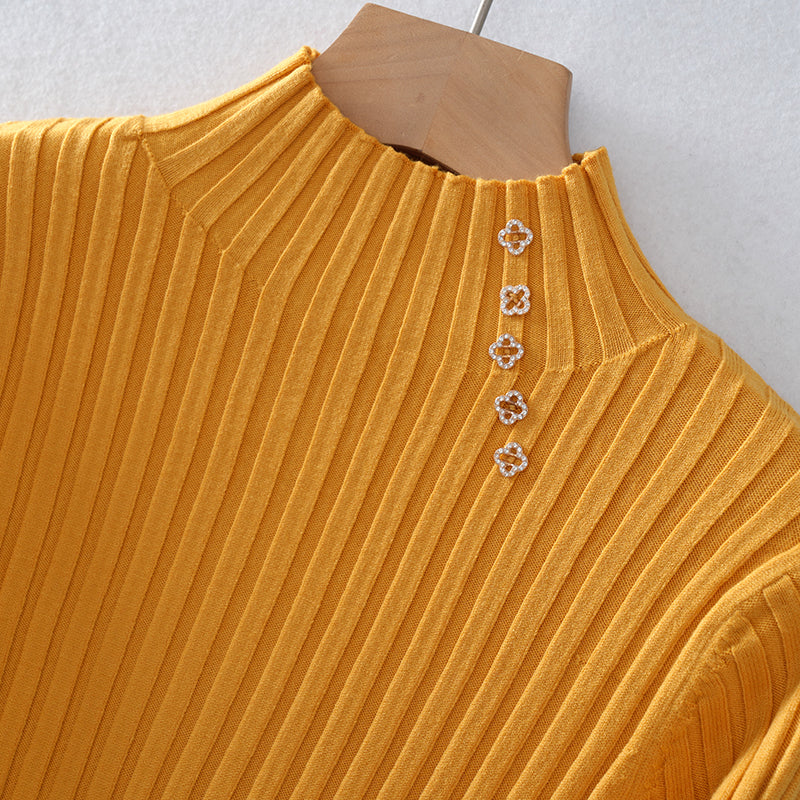 Suéter de cuello alto acanalado en color mostaza con botones decorativos para mujer