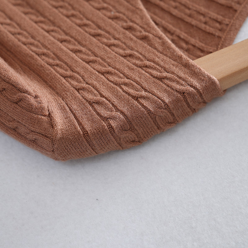 Suéter ajustado con cuello en V para mujer: tejido de punto acanalado de cable moderno, disponible al por mayor | Colores y tallas personalizados