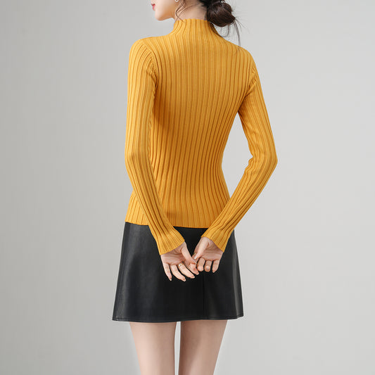 Suéter de cuello alto acanalado en color mostaza con botones decorativos para mujer