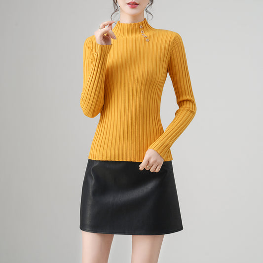 Suéter de cuello alto acanalado en color mostaza con botones decorativos para mujer