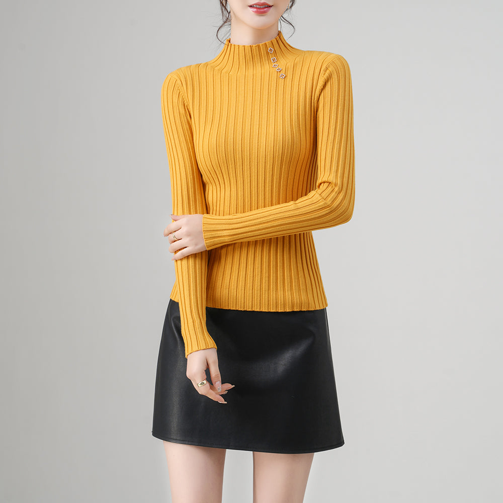 Suéter de cuello alto acanalado en color mostaza con botones decorativos para mujer
