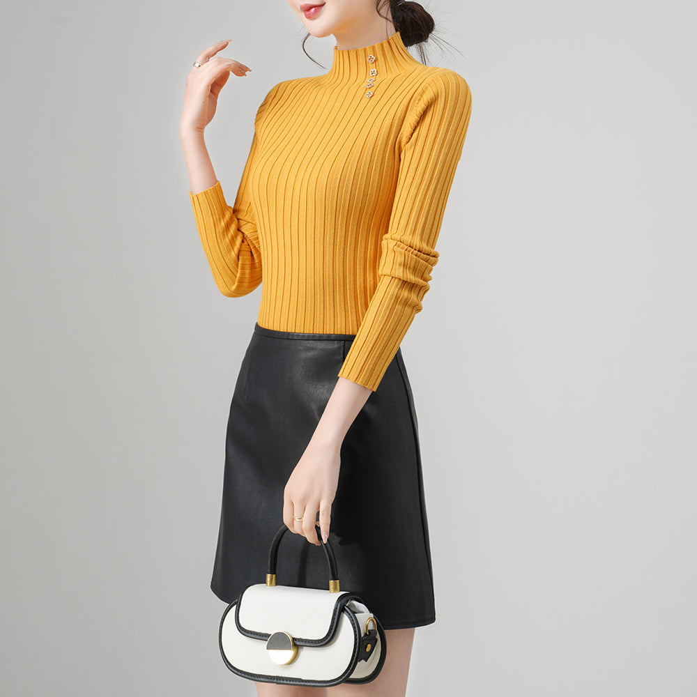 Suéter de cuello alto acanalado en color mostaza con botones decorativos para mujer