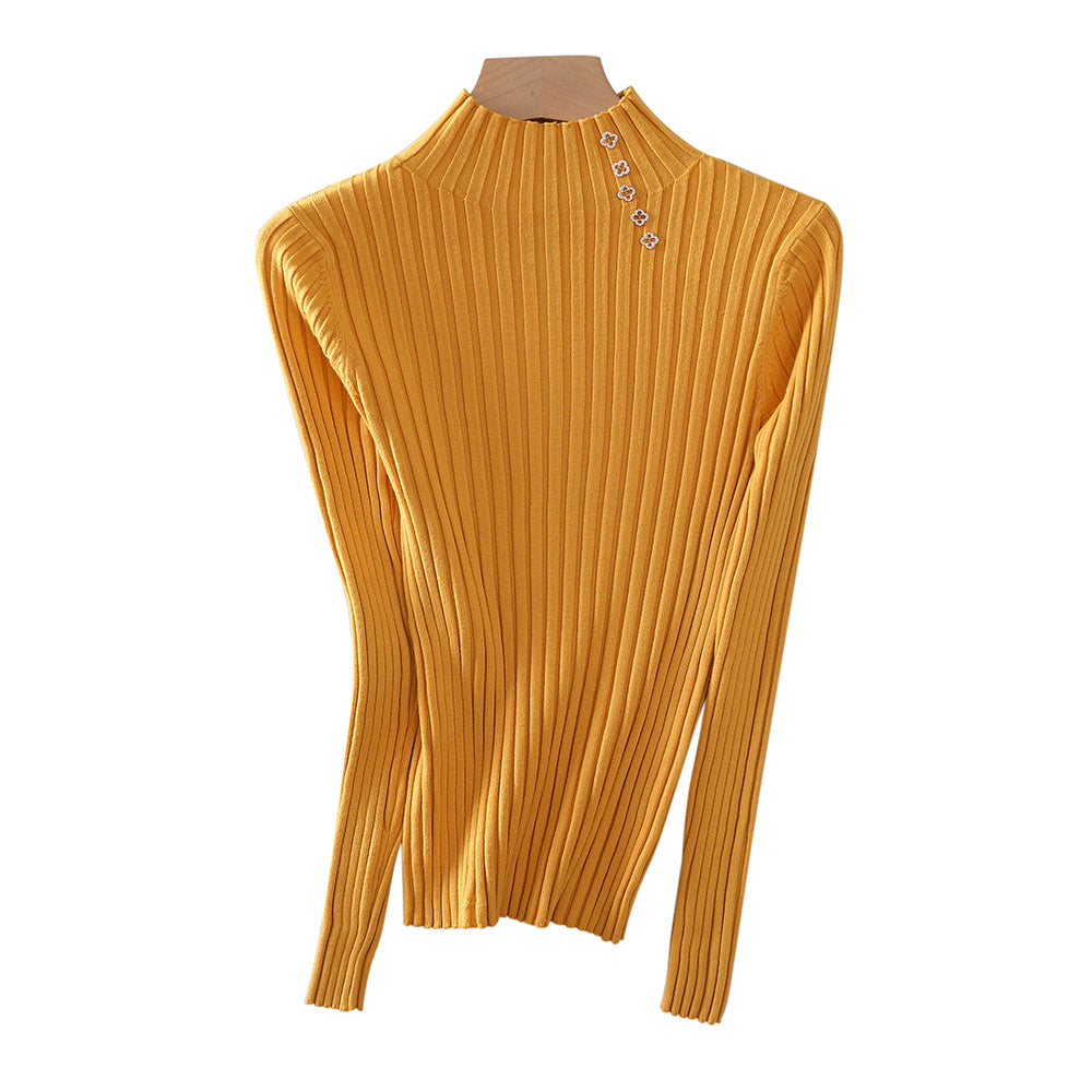 Suéter de cuello alto acanalado en color mostaza con botones decorativos para mujer